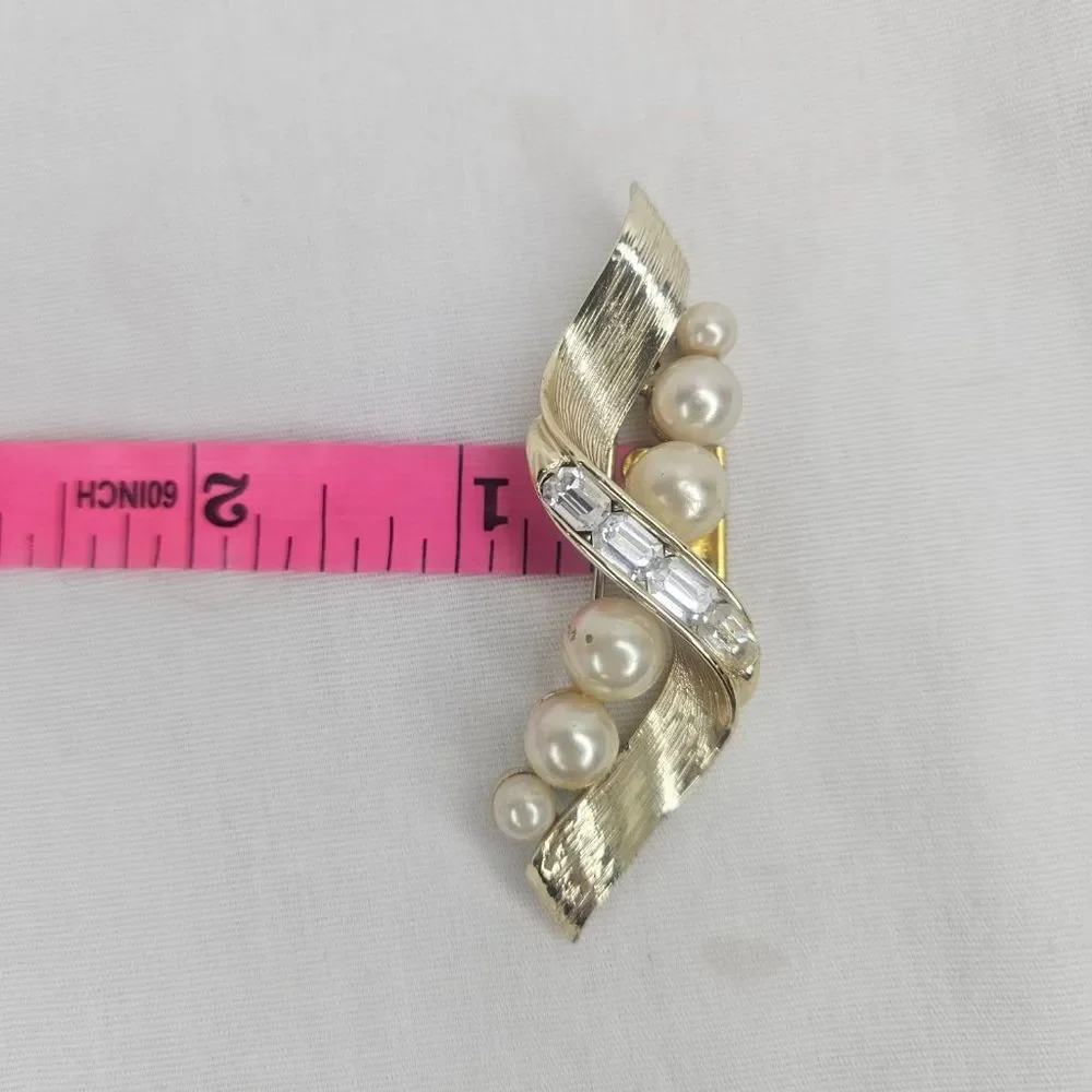 Lisner Vintage Faux Pearl and Rhinestone Gold Wave Brooch 1970s GUC 3